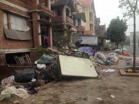 Dùng khu biệt thự để tập kết vật liệu Dùng khu biệt thự để tập kết vật liệu