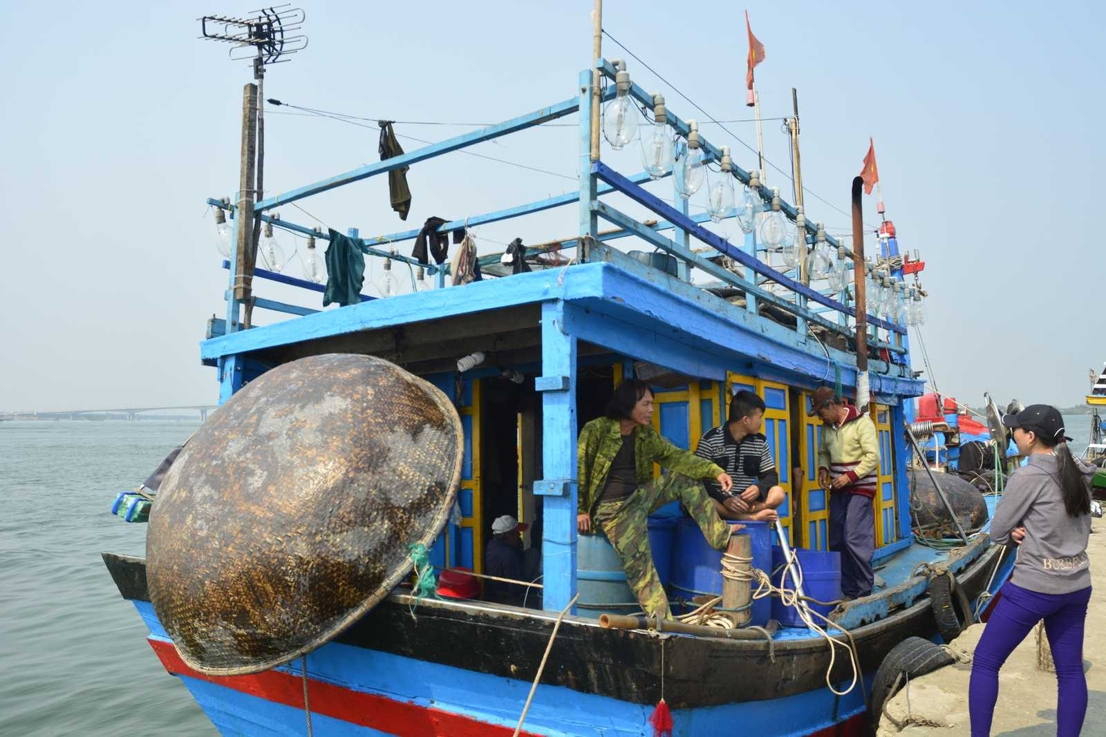 Tàu cá cá QNa 94592-TS cùng 10 ngư dân vào bờ an toàn.