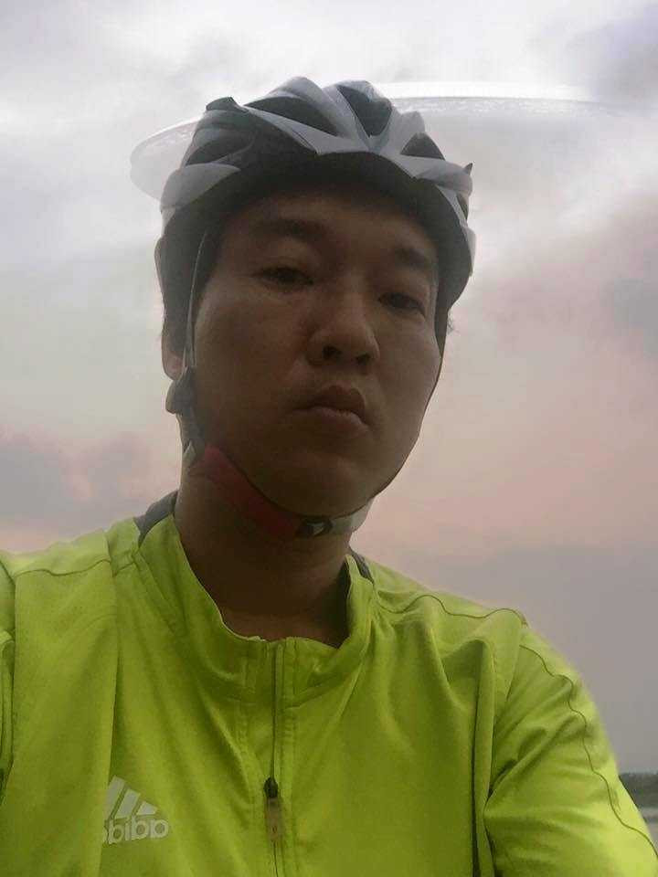 Anh Trung khẳng định anh chụp nhiều tấm hình (trong đó có nhiều hình tự chụp bằng camera trước) và đều có hình ảnh đám mây hình đĩa bay. (Ảnh facebook).