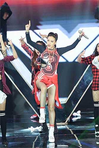 Trong đêm chung kết The Remix diễn ra cuối tuần qua, nữ ca sĩ Maya mặc một bộ bodysuit theo phong cách thể thao khá 'ngầu'.