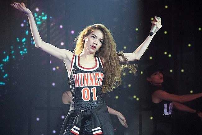 Tuy nhiên, một số cư dân mạng lại cho rằng, trang phục này hao hao giống một số bộ đồ diễn mà Hồ Ngọc Hà mặc trên sân khấu.