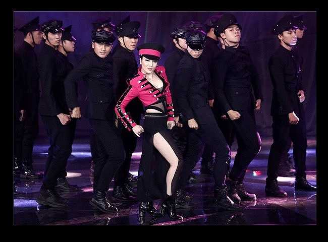 Cũng là một trong những tín đồ thời trang đình đám của làng mốt Việt nhưng Yến Nhi cũng vấp phải lỗi 'nhái' đồ. 