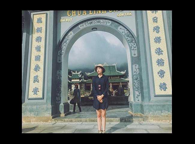 Ngay trong những ngày khai xuân, hoa hậu Kỳ Duyên cũng bị 'ném đá' vì mặc mốt giấu quần đi chùa.