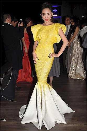 Luôn được đánh giá cao với gu thời trang cá tính và gợi cảm nhưng Tóc Tiên cũng có lúc mắc lỗi. Bộ đầm vàng mà cô mặc khi hội ngộ Beckham bị cho là khá cồng kềnh và không tôn dáng. (Nguồn: Dân Việt)