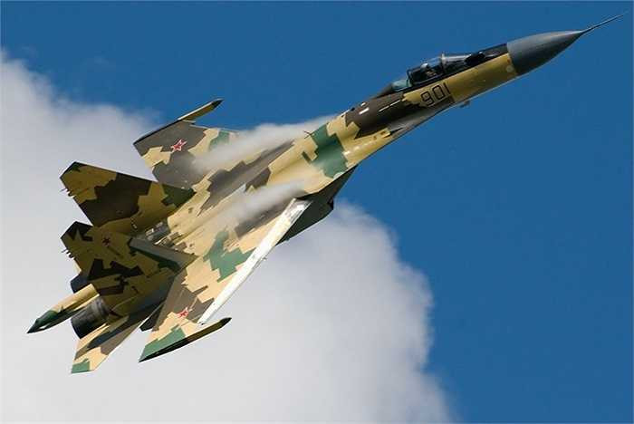 Rằn ri của chiếc Su-35 Super Flanker khi xuyên mây