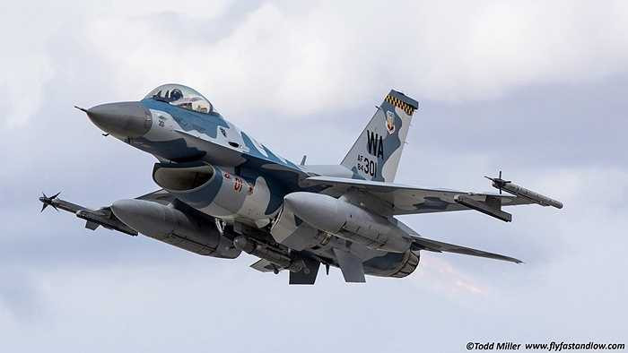 Màu sơn xanh xám thường được sử dụng trên các chiến cơ đánh biển