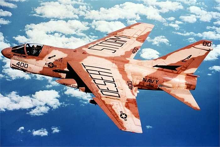 Chiến cơ A-7E Corsair II của Mỹ khi làm nhiệm vụ trong chiến dịch Bão táp sa mạc