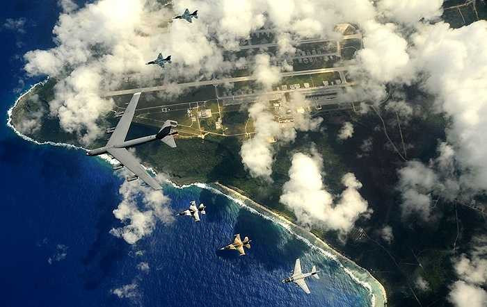 Chiếc B-52 màu xám bay cùng các chiến cơ hộ tống