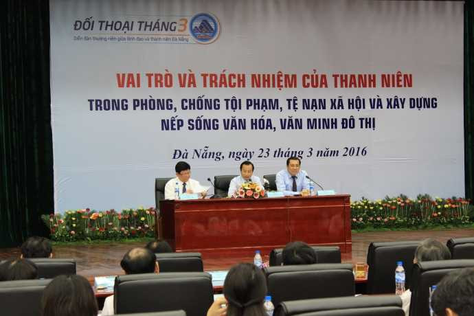 Bí thư Thành ủy Đà Nẵng Nguyễn Xuân Anh (giữa) chủ trì buổi đối thoại với thanh niên TP Đà Nẵng. Ảnh: Tấn Việt.