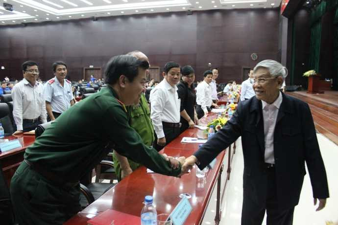 Cả hội trường bất ngờ trước sự xuất hiện của nguyên Tổng Bí thư Lê Khả Phiêu. Ảnh: Tấn Việt.