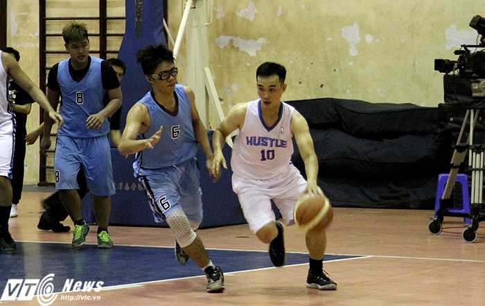 HLV kiêm cầu thủ - Kiều Việt Hưng (áo trắng) của đội bóng rổ Q.Phú Nhuận (ảnh: Hoàng Tùng)