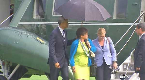 Tổng thống Mỹ cầm ô