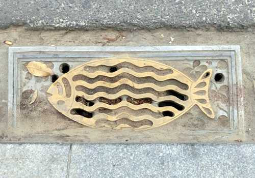 Nắp cống hình con cá từ ý tưởng của anh Phúc đã được áp dụng vào thực tế, cùng với sự giúp đỡ của những người bạn trên Facebook. Ảnh: Nguyễn Đông.