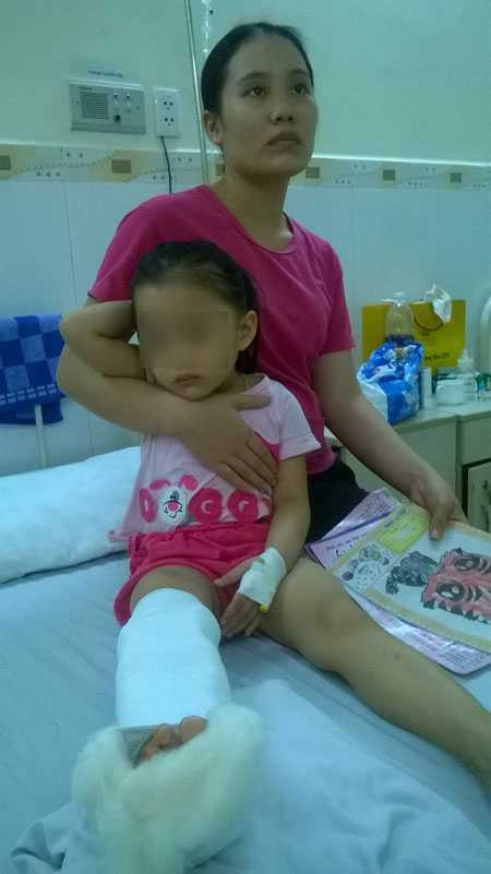 Cháu Ngọc Anh đau đớn khi bị bọn côn đồ chém đứt gân bàn chân