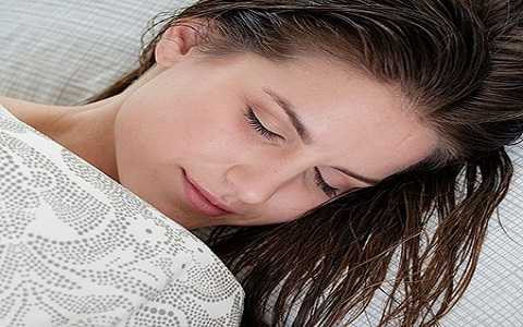 Để tóc ướt khi đi ngủ có thể bị liệt mặt sau khi tỉnh dậy