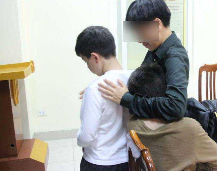 Người mẹ mừng rỡ khi tìm thấy 2 con