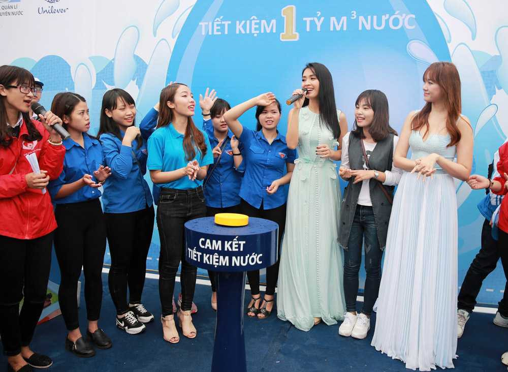 Sự xuất hiện của Hari Won và Ái Phương trong chương trình này khiến người dân