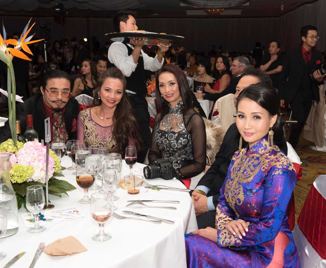 Hoa hậu Sương Đặng diện áo dài cung đình dự event trên đất Mỹ