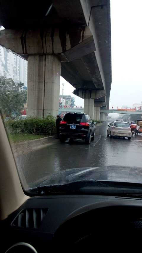 Người đàn ông đi xe biển xanh thản nhiên tè bậy trên đường Nguyễn Trãi ( Hà Nội)