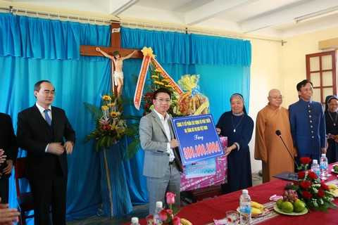 Ông Trần Văn Mạnh hỗ trợ đồng bào Công giáo ở Tây Nguyên dịp Giáng sinh 2015 Ông Trần Văn Mạnh hỗ trợ đồng bào Công giáo ở Tây Nguyên dịp Giáng sinh 2015