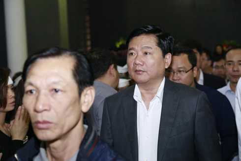 Ông Đinh La Thăng, cầu thủ Hồng Sơn hòa vào dòng người tiễn đưa Trần Lập về đất mẹ