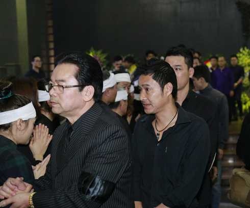 Ông Đinh La Thăng, cầu thủ Hồng Sơn hòa vào dòng người tiễn đưa Trần Lập về đất mẹ