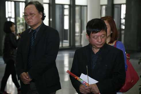 Ông Đinh La Thăng, cầu thủ Hồng Sơn hòa vào dòng người tiễn đưa Trần Lập về đất mẹ