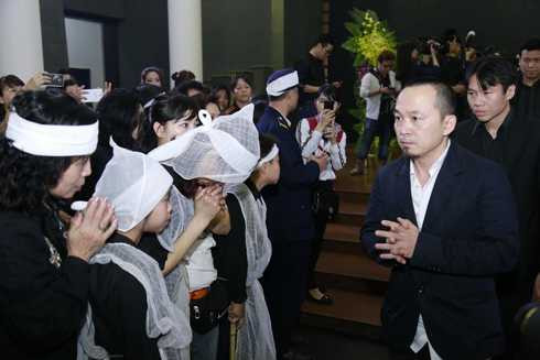 Ông Đinh La Thăng, cầu thủ Hồng Sơn hòa vào dòng người tiễn đưa Trần Lập về đất mẹ