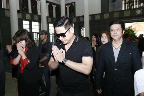 Ông Đinh La Thăng, cầu thủ Hồng Sơn hòa vào dòng người tiễn đưa Trần Lập về đất mẹ