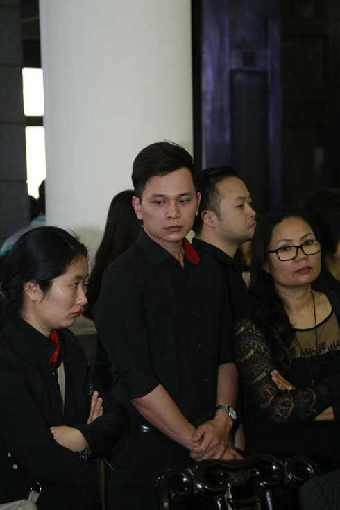 Ông Đinh La Thăng, cầu thủ Hồng Sơn hòa vào dòng người tiễn đưa Trần Lập về đất mẹ