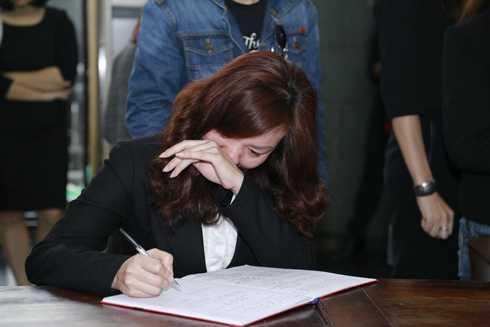 Ông Đinh La Thăng, cầu thủ Hồng Sơn hòa vào dòng người tiễn đưa Trần Lập về đất mẹ