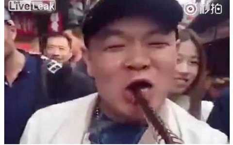 Người đàn ông này đã chén 4 con tit khổng lồ một cách ngon lành. Người đàn ông này đã chén 4 con tit khổng lồ một cách ngon lành.