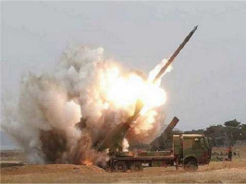 Một vụ phóng thử bệ phóng tên lửa đa nòng 300mm của Triều Tiên