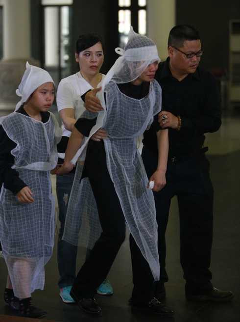 Vợ con nghẹn ngào đau xót trong tang lễ Trần Lập