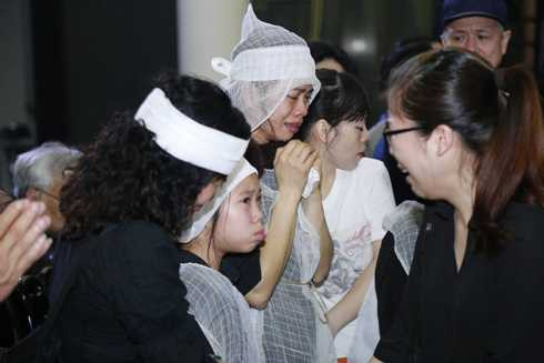 Vợ con nghẹn ngào đau xót trong tang lễ Trần Lập