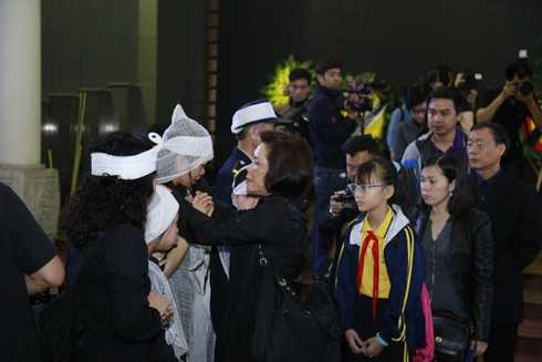 Vợ con nghẹn ngào đau xót trong tang lễ Trần Lập