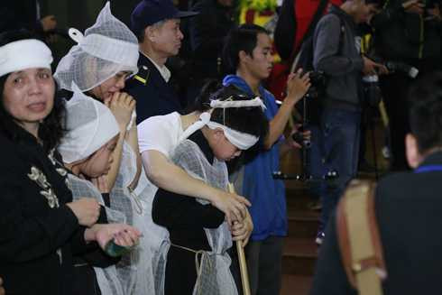 Vợ con nghẹn ngào đau xót trong tang lễ Trần Lập