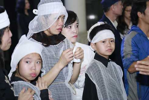 Vợ con nghẹn ngào đau xót trong tang lễ Trần Lập