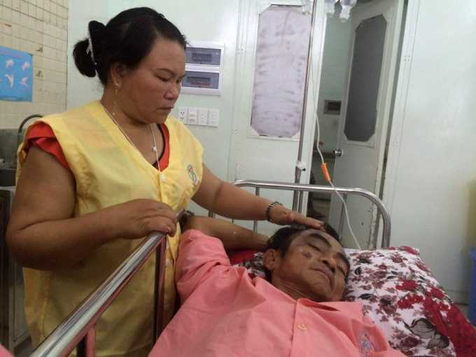 Bà Cảnh bên chồng mình.