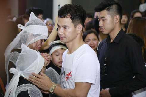 Xuân Bắc, Tự Long an ủi các con của rocker Trần Lập trong tang lễ