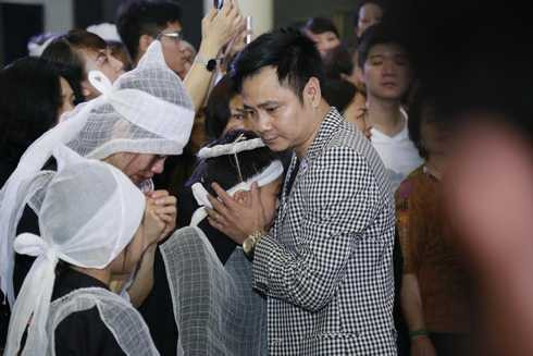 Xuân Bắc, Tự Long an ủi các con của rocker Trần Lập trong tang lễ