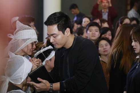 Xuân Bắc, Tự Long an ủi các con của rocker Trần Lập trong tang lễ