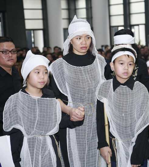 Xuân Bắc, Tự Long an ủi các con của rocker Trần Lập trong tang lễ