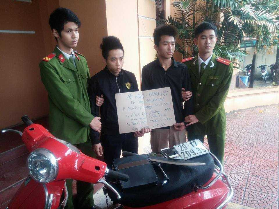 Hai đối tượng tại cơ quan công an. (Thắng bên trái, Hiếu bên phải)