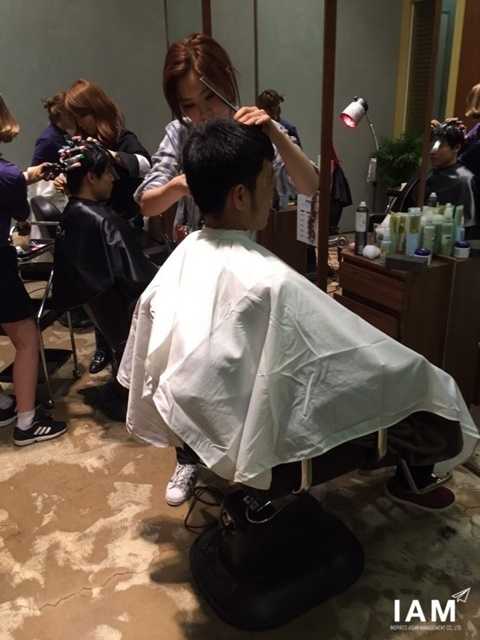 Xuân Trường đi cắt tóc