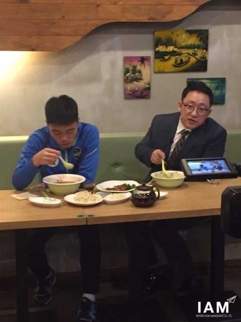 Xuân Trường ăn tối cùng BLV đài SBS Hàn Quốc