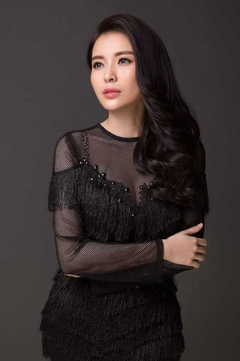 Cao Thái Hà sinh năm 1990, đến từ Cần Thơ, cao 1m70, số đo 86-60-92. Cao Thái Hà từng đoạt giải Người có làn da đẹp nhất Hoa khôi xứ dừa, Người đẹp Biển Tây 2009, từng thi HHVN 2008, top 5 Nữ hoàng trang sức 2011 và giải trình diễn trang sức đẹp nhất. 