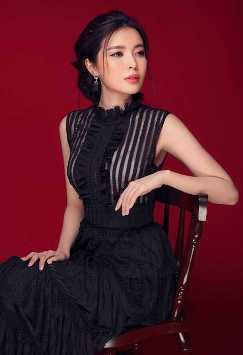 Sinh ra trong gia đình có bố mẹ từng làm <a href='https://vtcnews.vn/kinh-te.1.0.html' >kinh doanh</a> khấm khá song Cao Thái Hà quyết tâm không dựa hơi. Cô cho biết ngay khi 20 tuổi đã tự mình kiếm tiền trang trải cuộc sống riêng giữa Sài Gòn phồn hoa. 