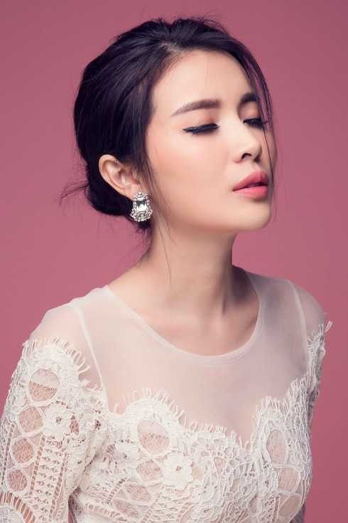 Khi người yêu vào tù, Mỹ tìm đủ mọi cách kiếm tiền lo lót cho người yêu. 