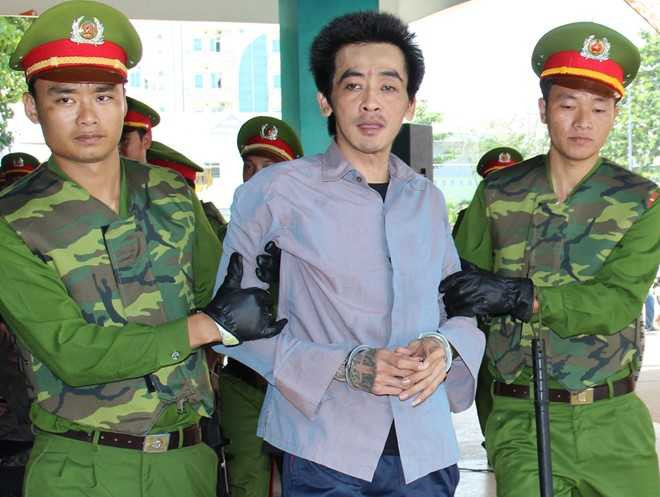 8 bị cáo ra tòa, trong đó Nguyễn Văn Chưởng (áo xanh, cựu cảnh sát tặng súng cho Ông Minh Phụng). Ảnh: Việt Tường.